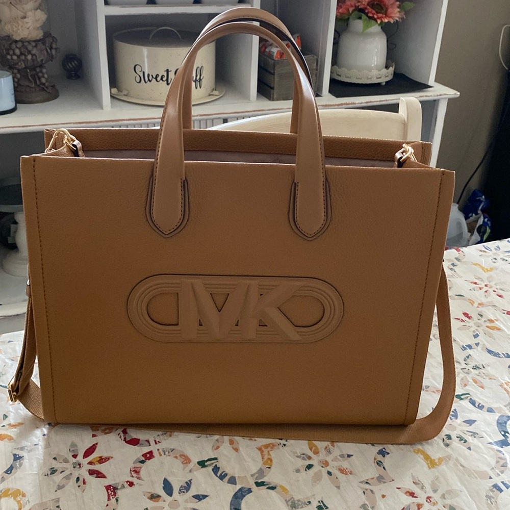 Beautiful bag no wear or tear.Used it several times.Good work bag.
